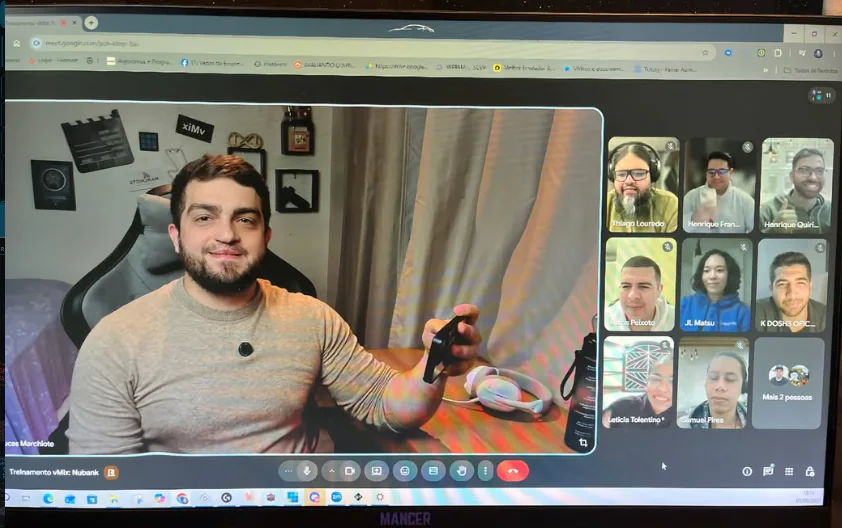 Lucas Marchiote durante uma videoconferência com alunos