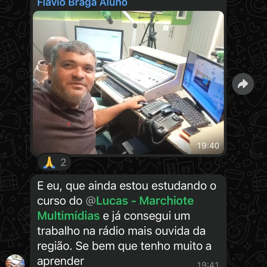 Flávio Braga, aluno, trabalhando na rádio após o curso